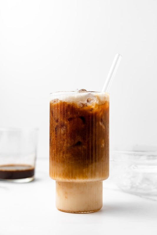 Mandel- och dadellatte