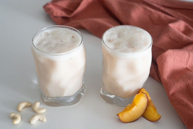 Forfriskende sommerdrink med fersken og cashewnødder