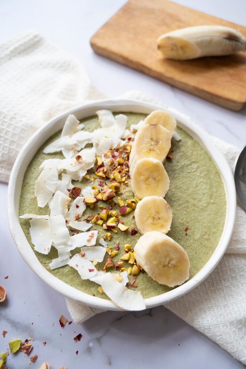 Smoothie bowl med pistacie og havre