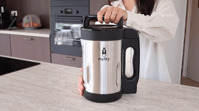 Den bedste plantemælk i verden. Lavet af <span class='squiggly-underline'>dig.</span>